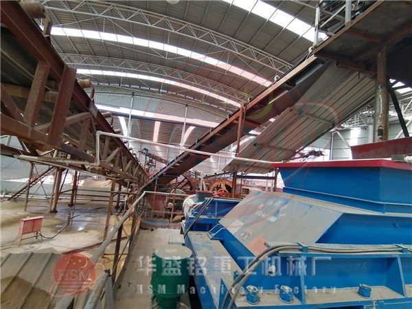 安徽桐城第十二臺1212液壓對輥破碎機正式投入生產(chǎn)